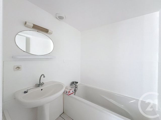 Afficher la photo en grand Appartement à louer - 2 pièces - 30.05 m2 - GUINGAMP - 22 - BRETAGNE - Century 21 Le Calvez